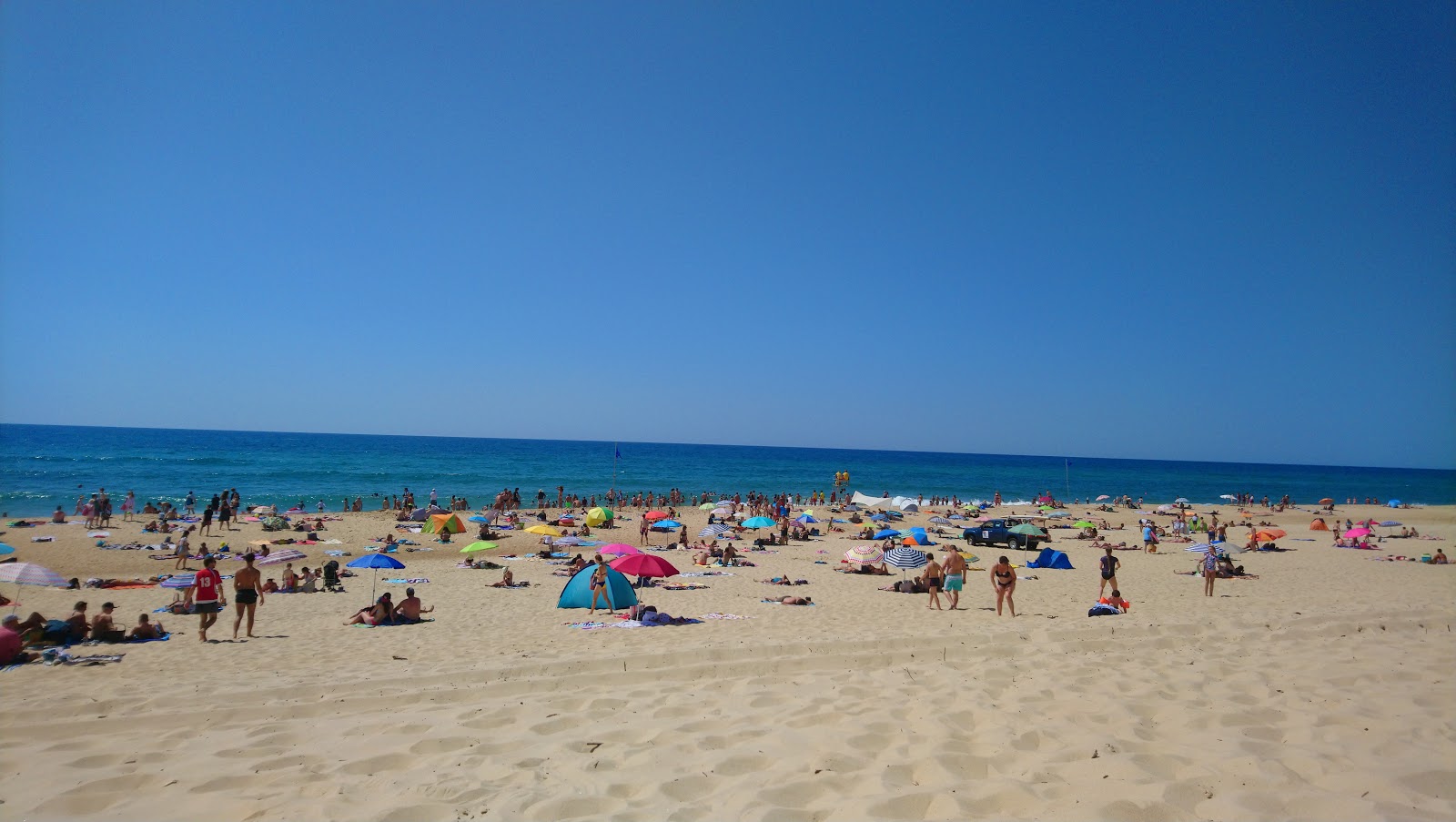Foto di Plage Des Sableres con costa lunga e dritta