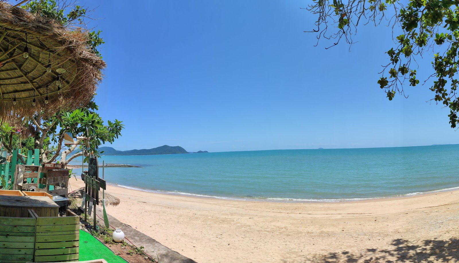Tawanron Beach'in fotoğrafı uçurumlarla desteklenmiş