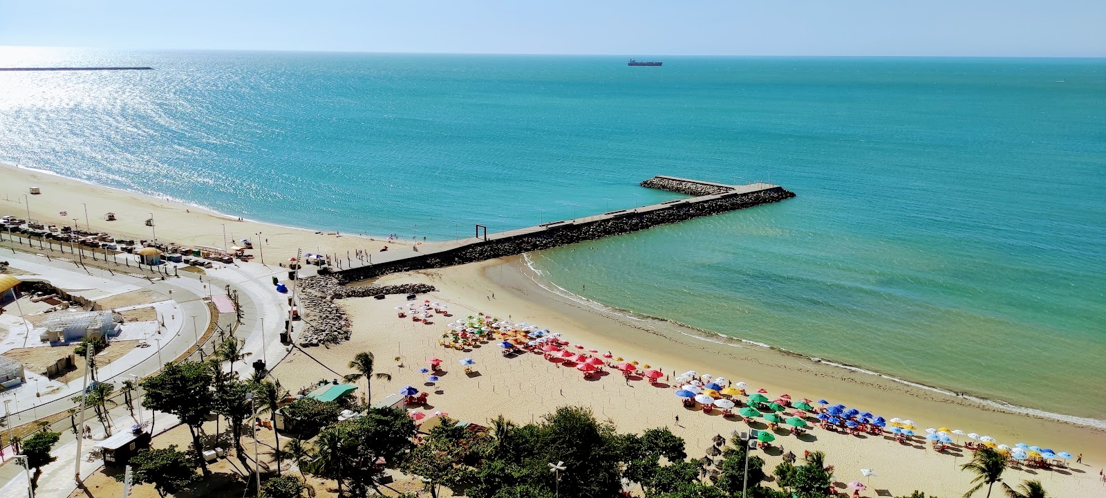 Foto di Spiaggia Meireles con una superficie del acqua cristallina