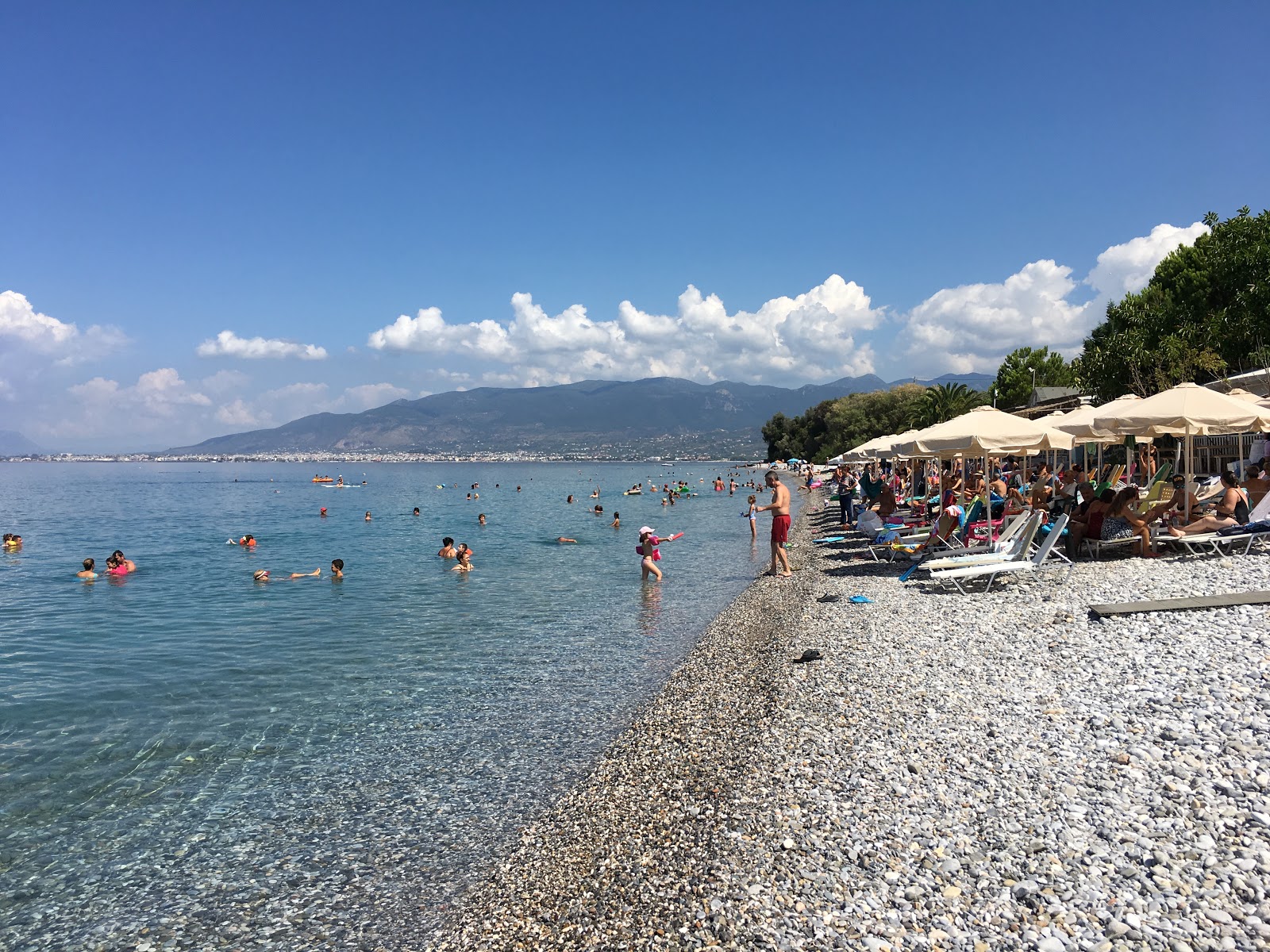 Foto von Paralia Mikri Mantinia mit graue kiesel Oberfläche