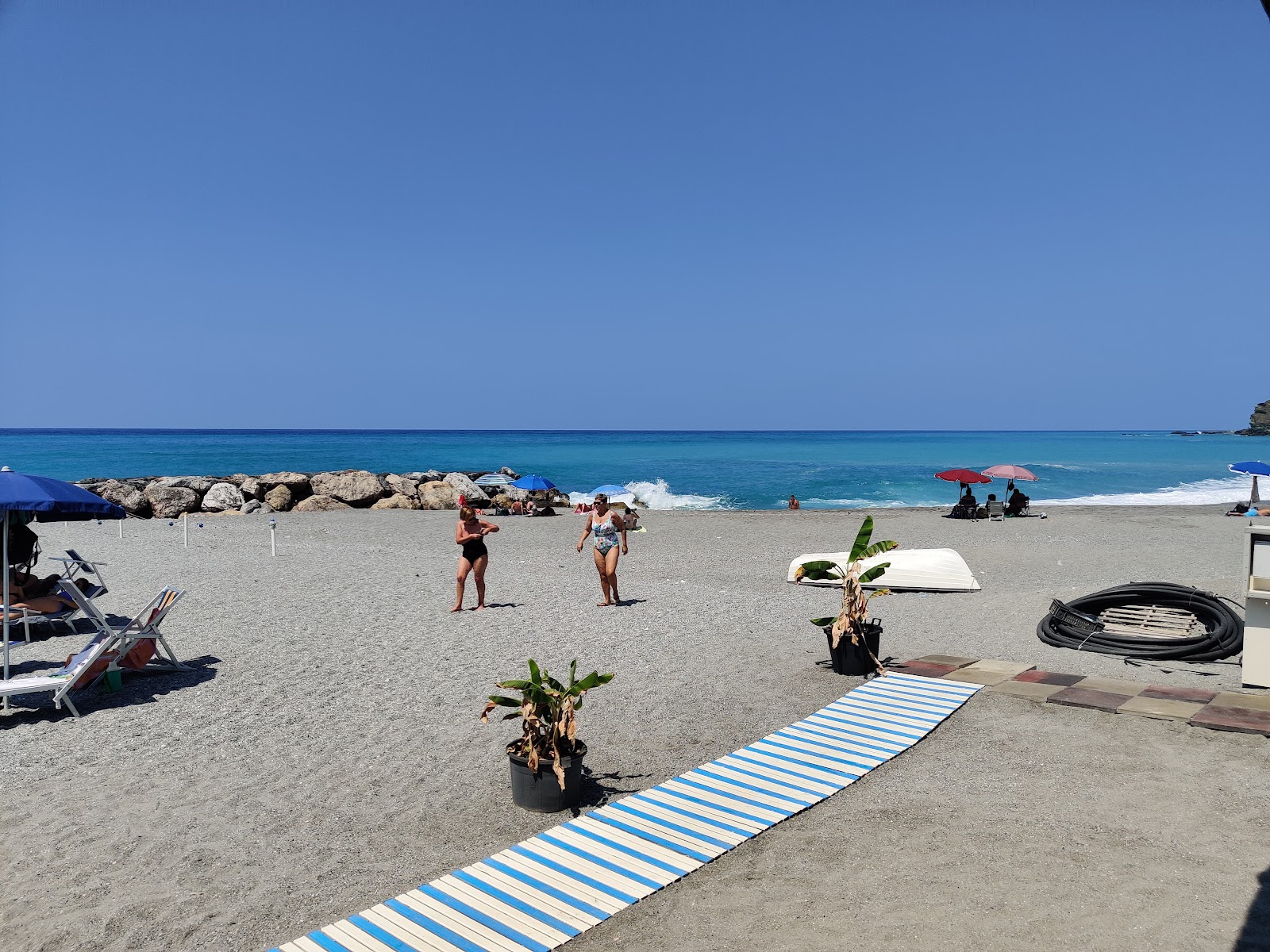 Spiaggia Coreca的照片 带有蓝色纯水表面