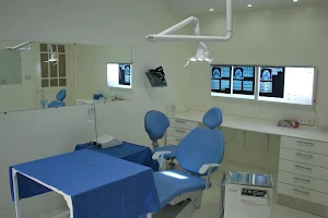 Cabinet Dr Ridha Bessrour Implantologie Orale Dentisterie Esthetique .Invisalign image