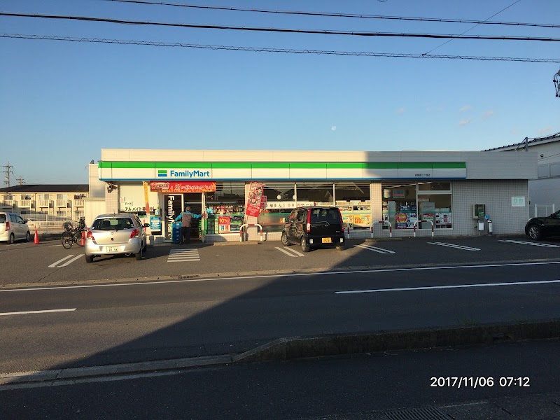 ファミリーマート 各務原三ッ池店