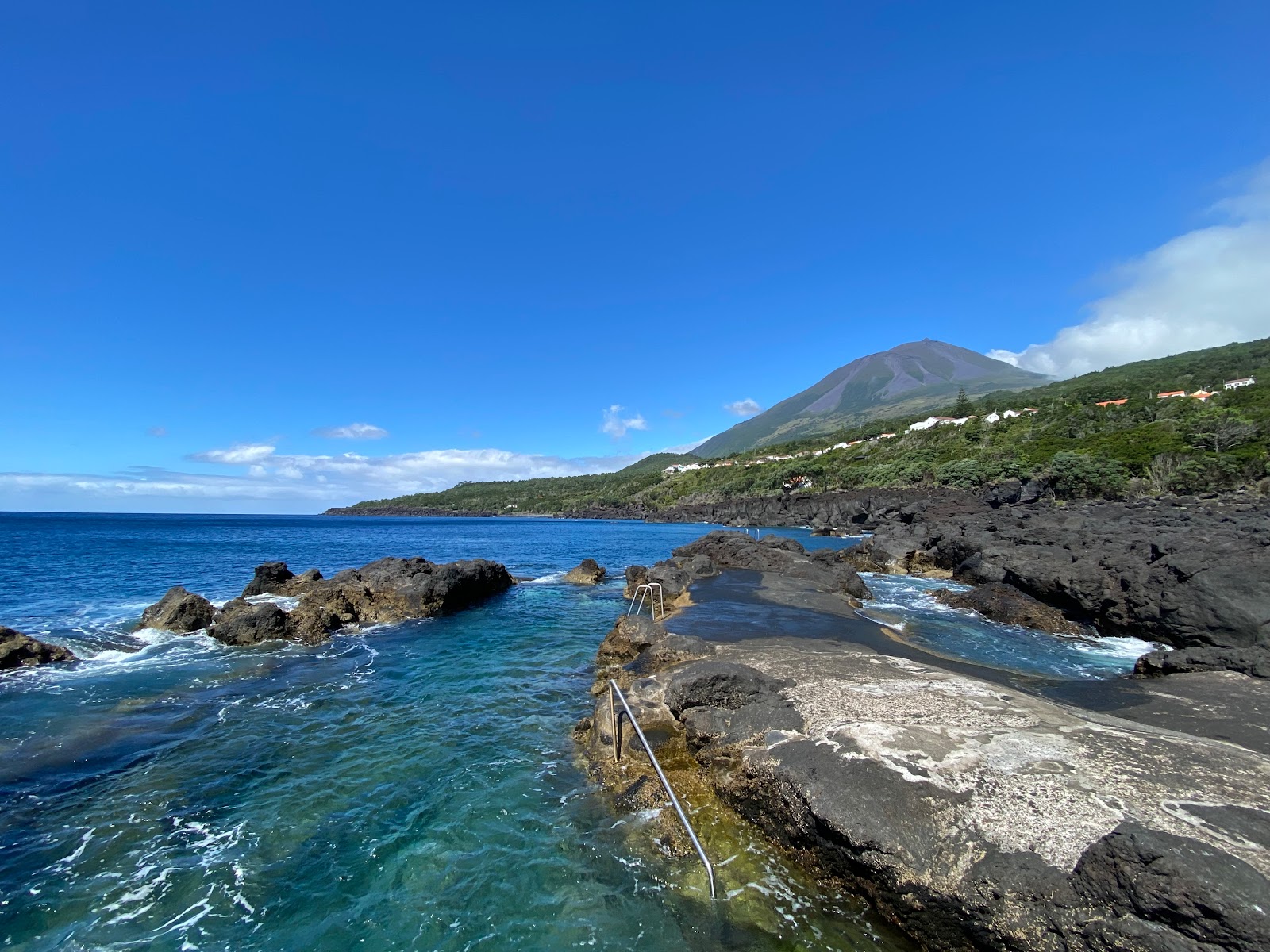 Fotografija Zona Balnear Ponta do Admoiro z betonski pokrov površino