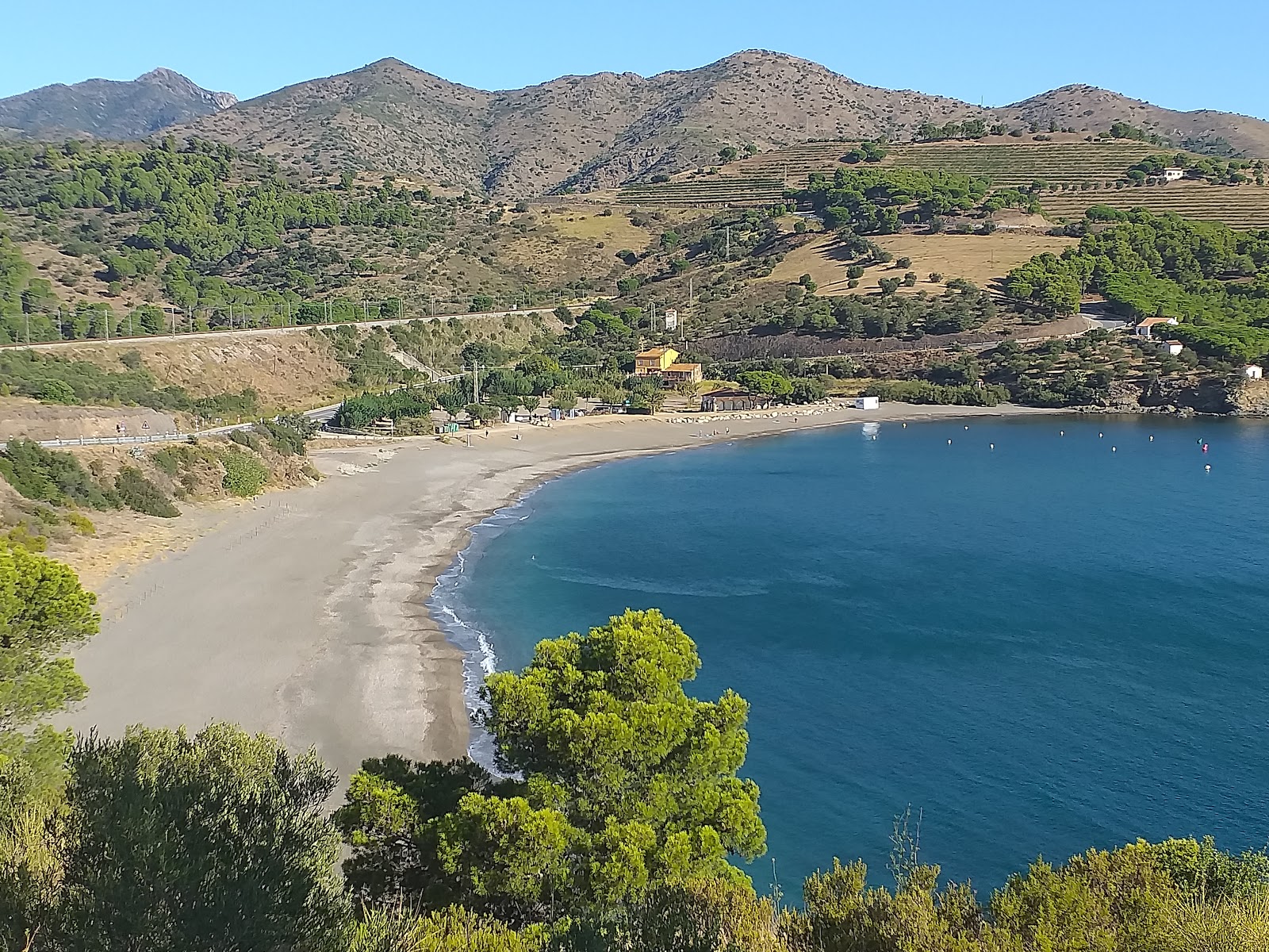 Foto av Platja de Garbet med grå fin sten yta