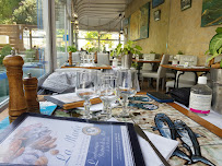 Atmosphère du Restaurant de fruits de mer LA MARÉE, Restaurant de Poissons et Fruits de Mer à La Rochelle - n°14