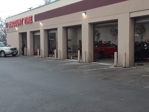 Tire Shop «Discount Tire Store - Oak Lawn, IL», reviews and photos, 6635 95th St, Oak Lawn, IL 60453, USA