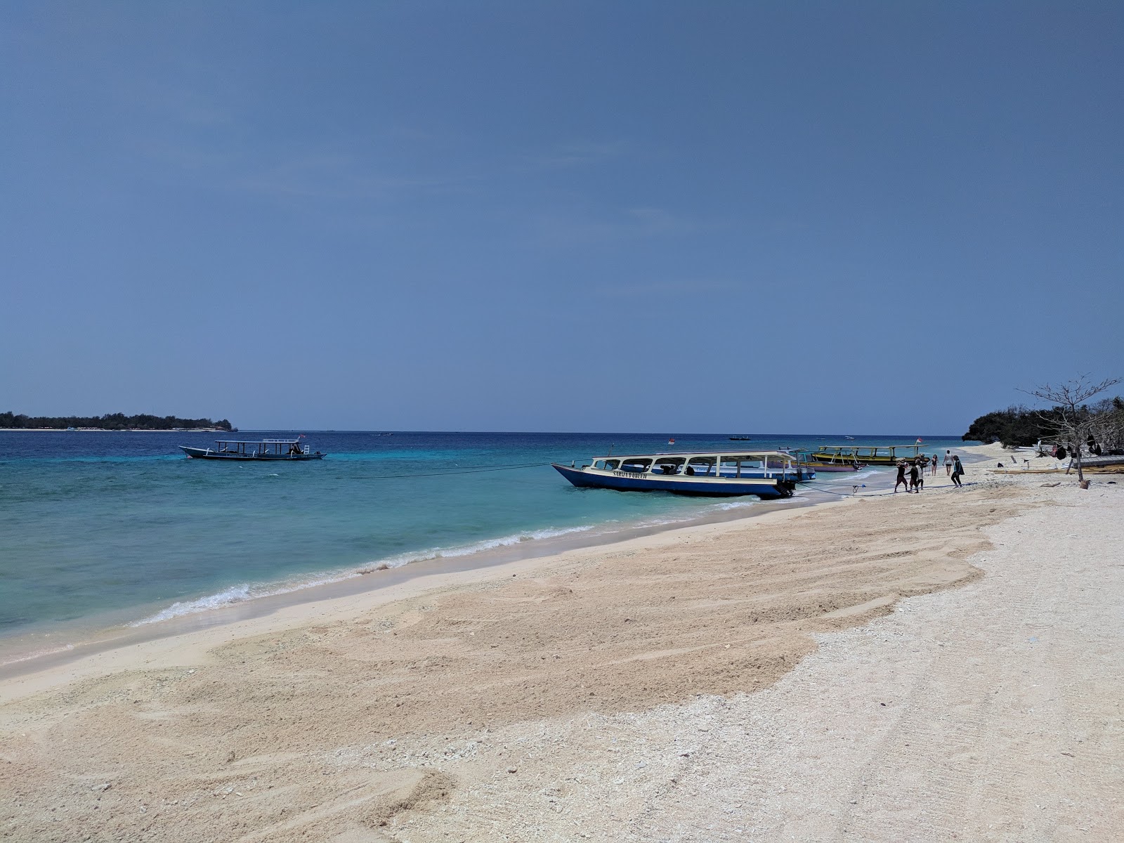 Zdjęcie Gili Meno Bask Nest Beach z powierzchnią jasny piasek