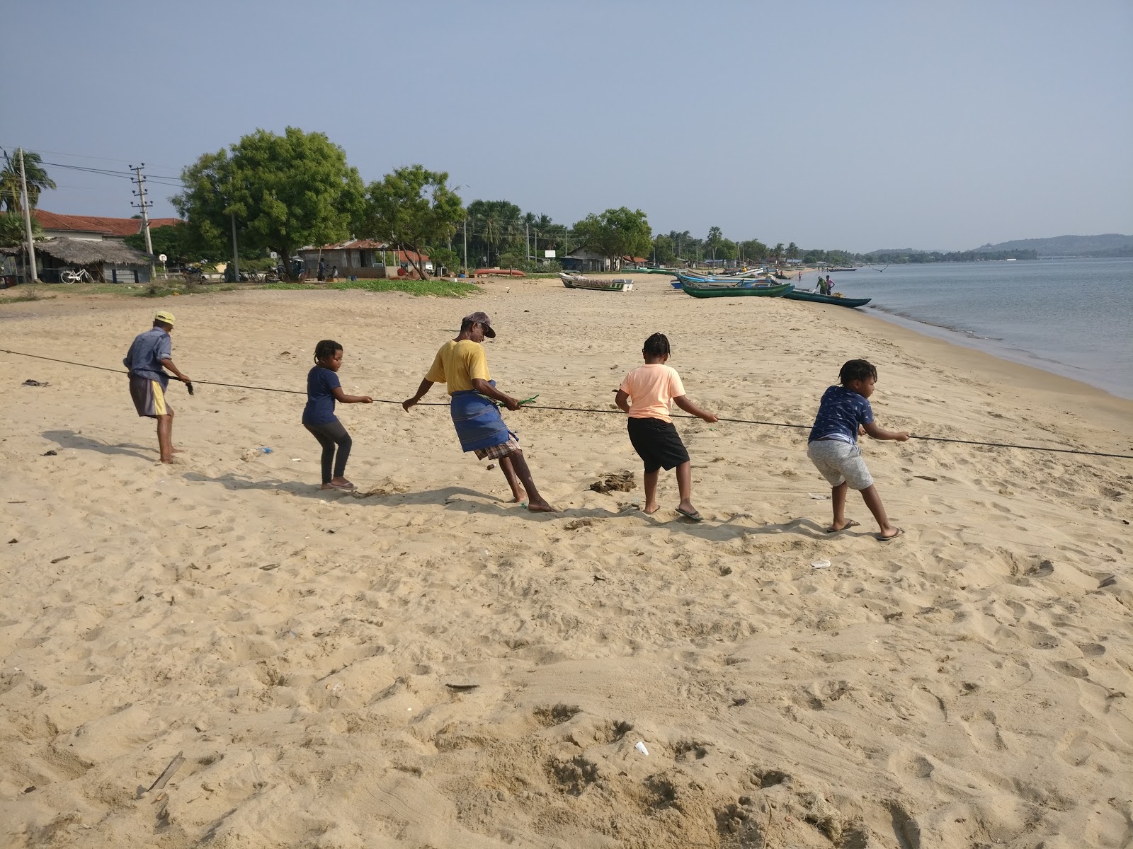 Fotografija Kinniya Beach z dolga ravna obala