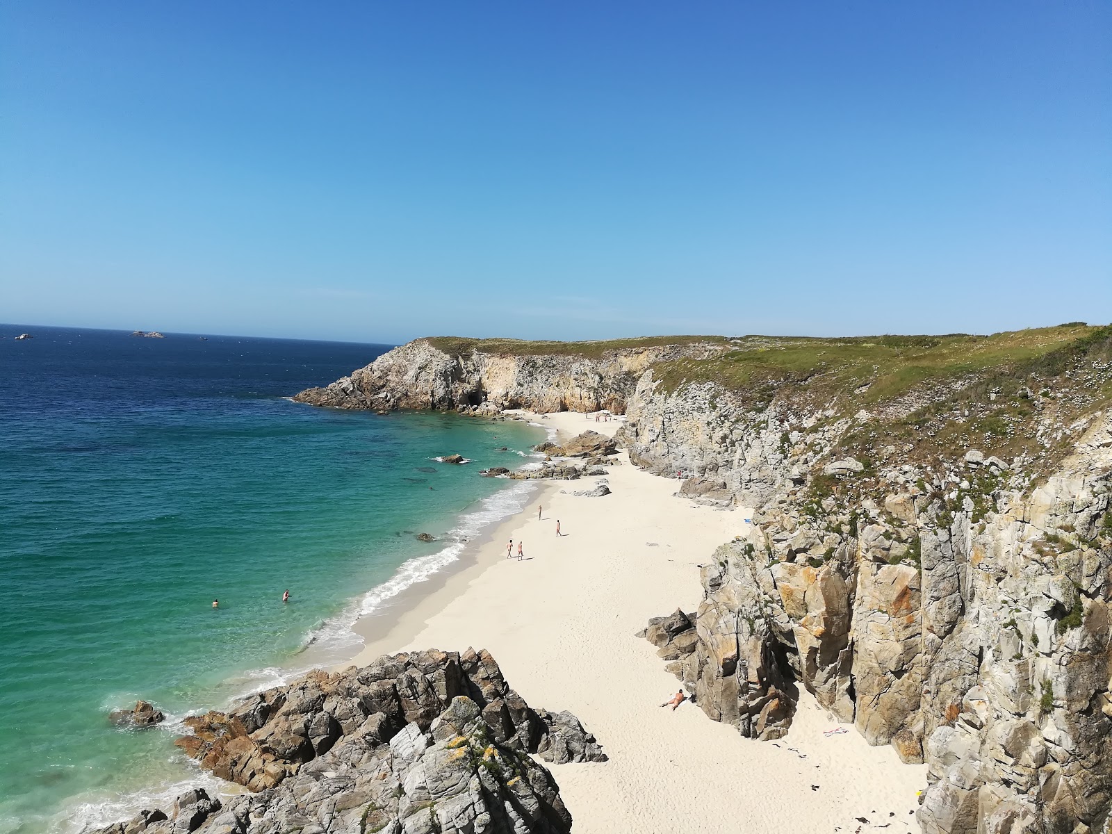 Photo de Plage des Charettes avec sable lumineux de surface