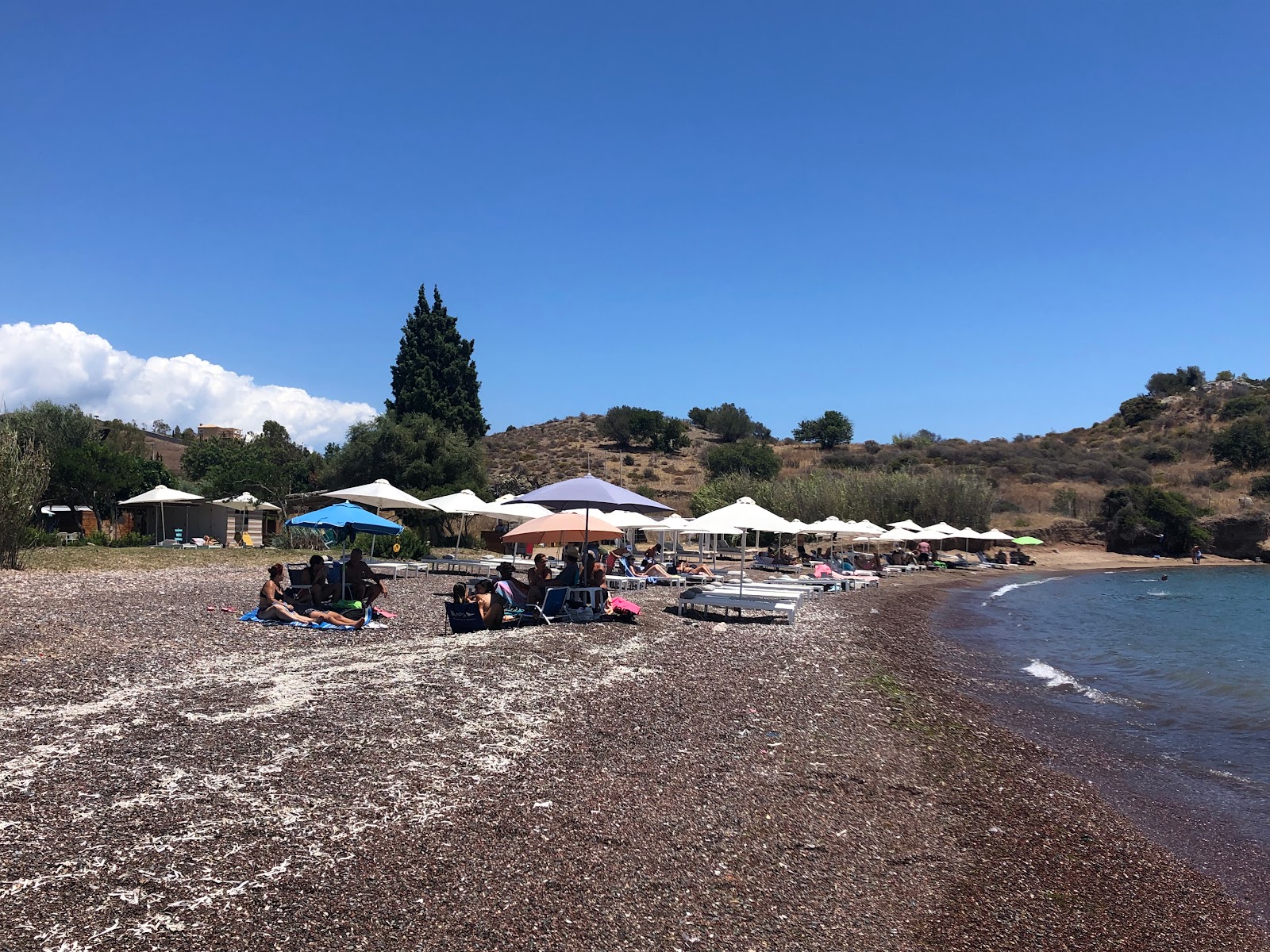 Fotografie cu Petrothalassa beach cu nivelul de curățenie înalt