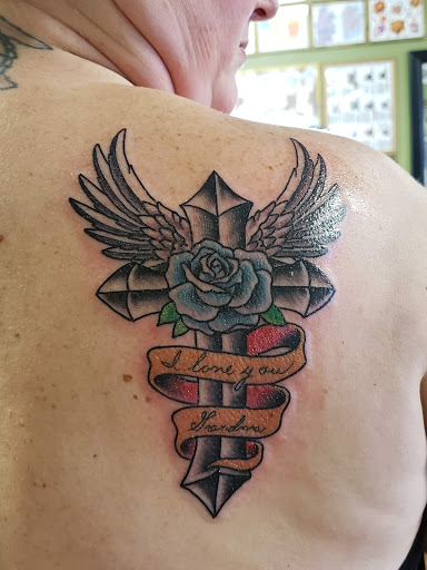 Tattoo Shop «MOM’S TATTOOS», reviews and photos, 1381 Main St, Dunedin, FL 34698, USA