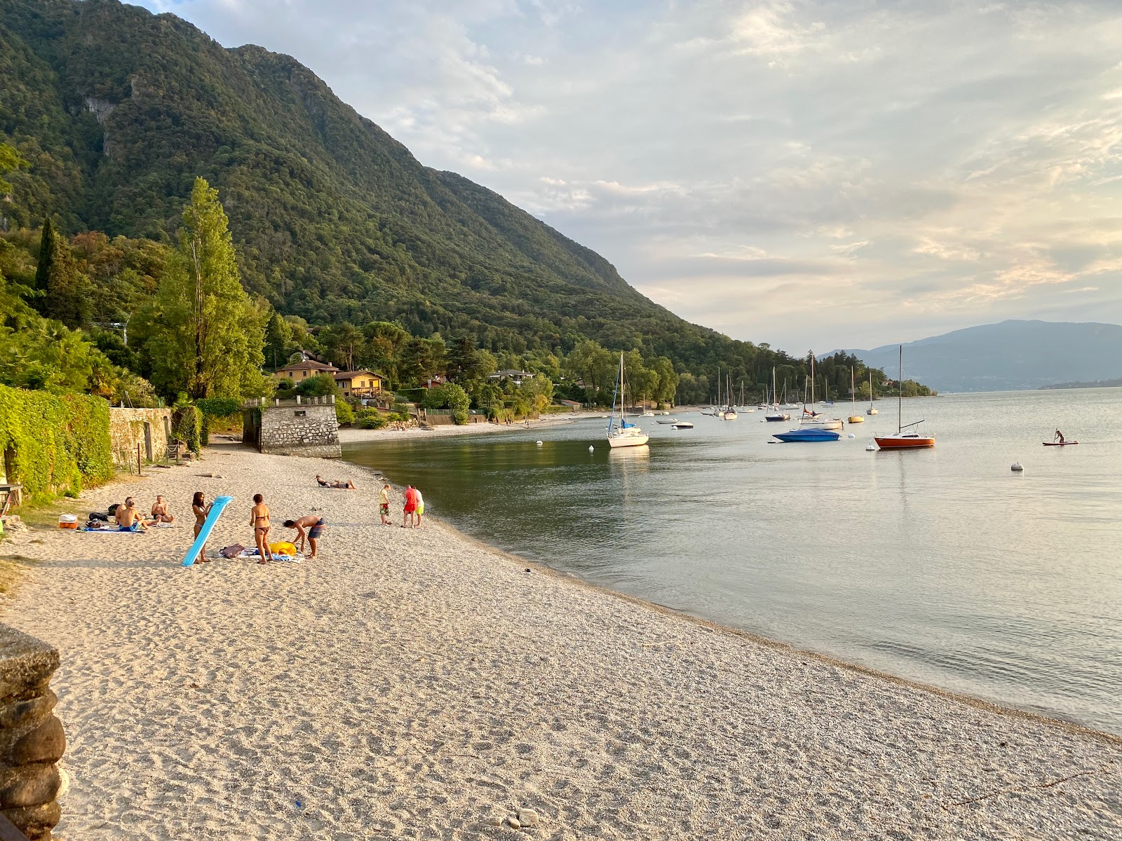 Foto de Spiaggia di Castelveccana con pequeños guijarros grises superficie