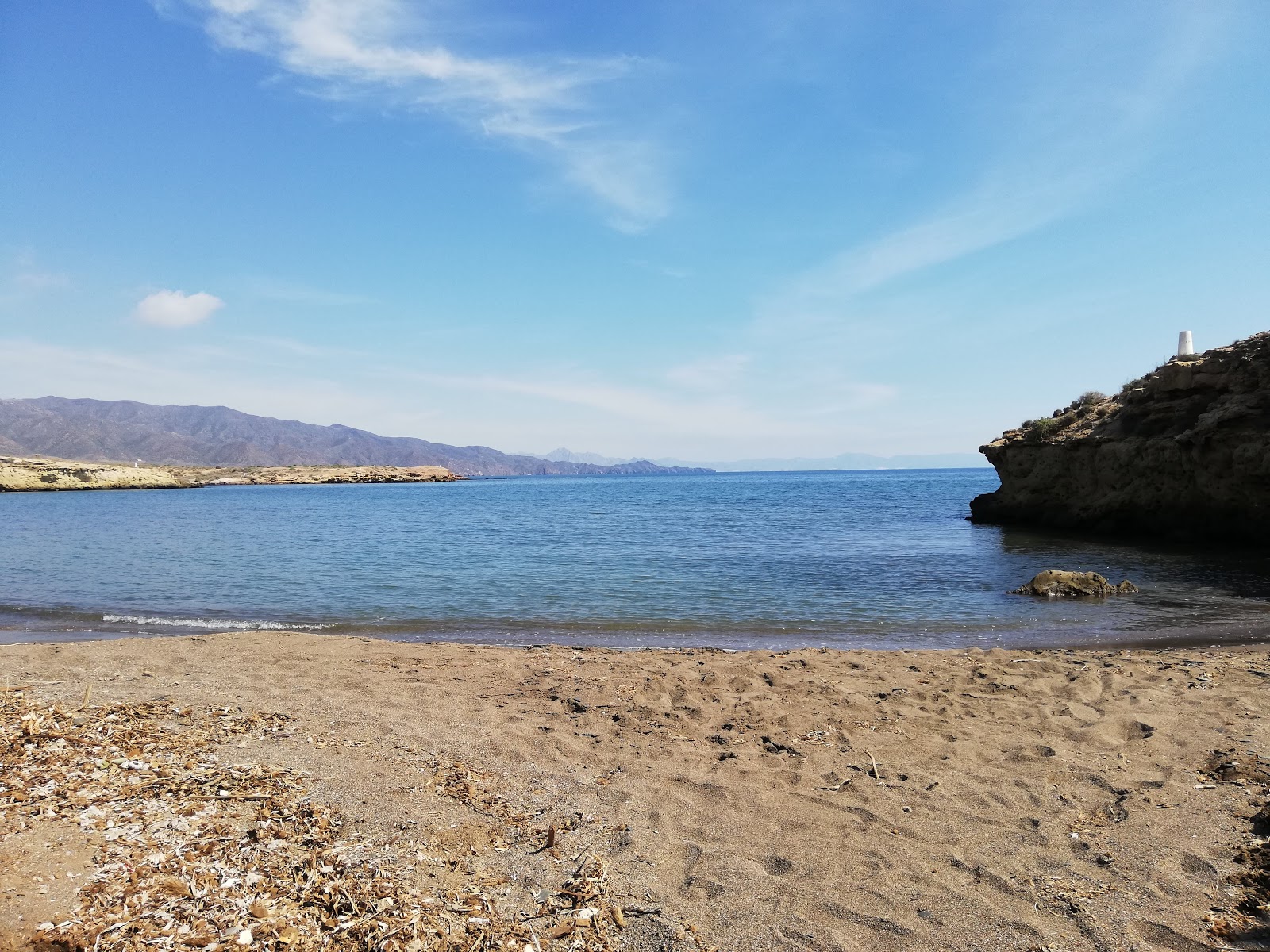 Fotografija Cala del Pozo de las Huertas z sivi fini kamenček površino