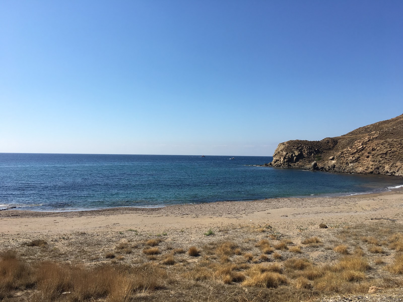 Foto de Lampsa Beach com areia clara e seixos superfície