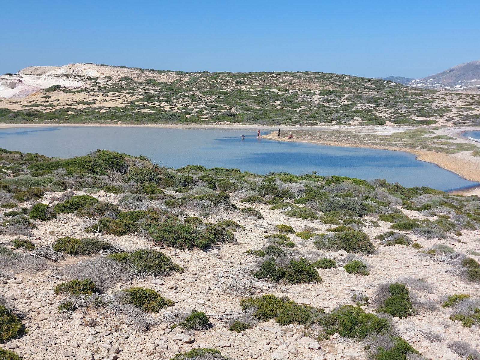 Foto di Kavoura Nudist Beach con una superficie del sabbia beige