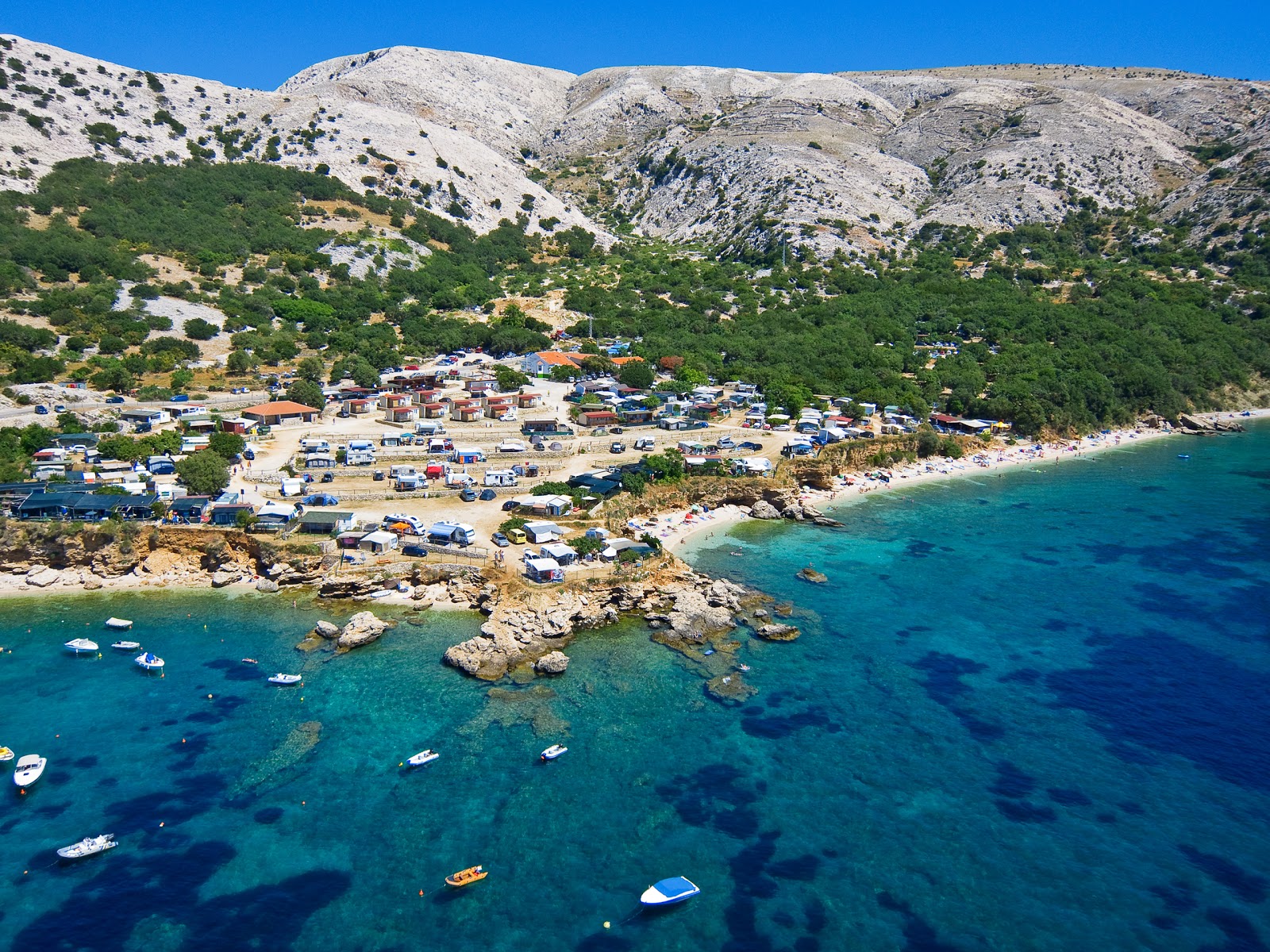 Skrila beach'in fotoğrafı birden fazla geniş koy ile birlikte
