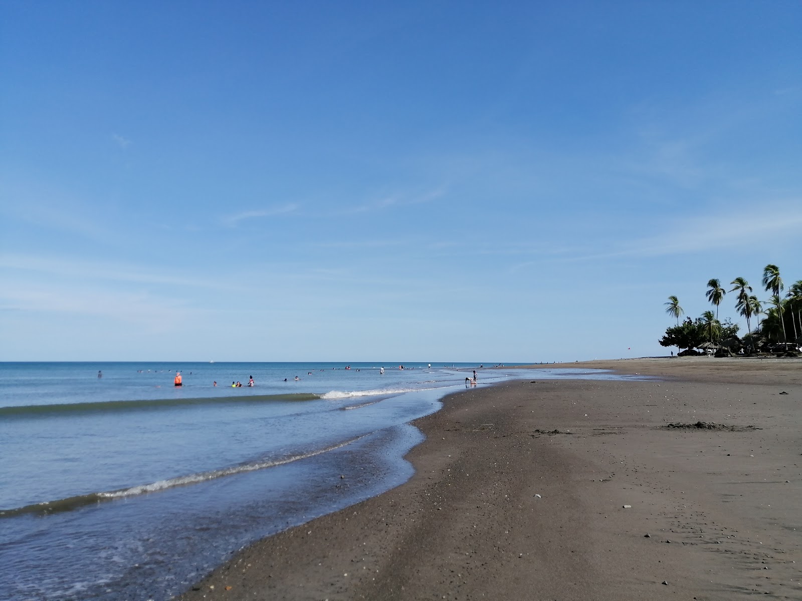 Φωτογραφία του Las Mellizas Beach με γκρίζα άμμος επιφάνεια