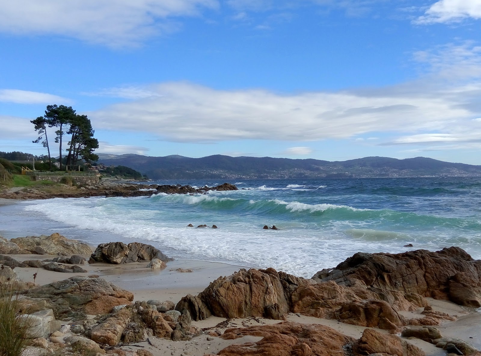 Foto von Nanin beach und die siedlung