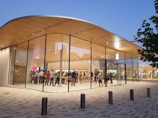 Apple Broadway Plaza image