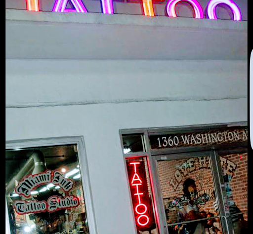 Tattoo Shop «Love Hate Tattoo Studio», reviews and photos, 1360 Washington Ave, Miami Beach, FL 33139, USA