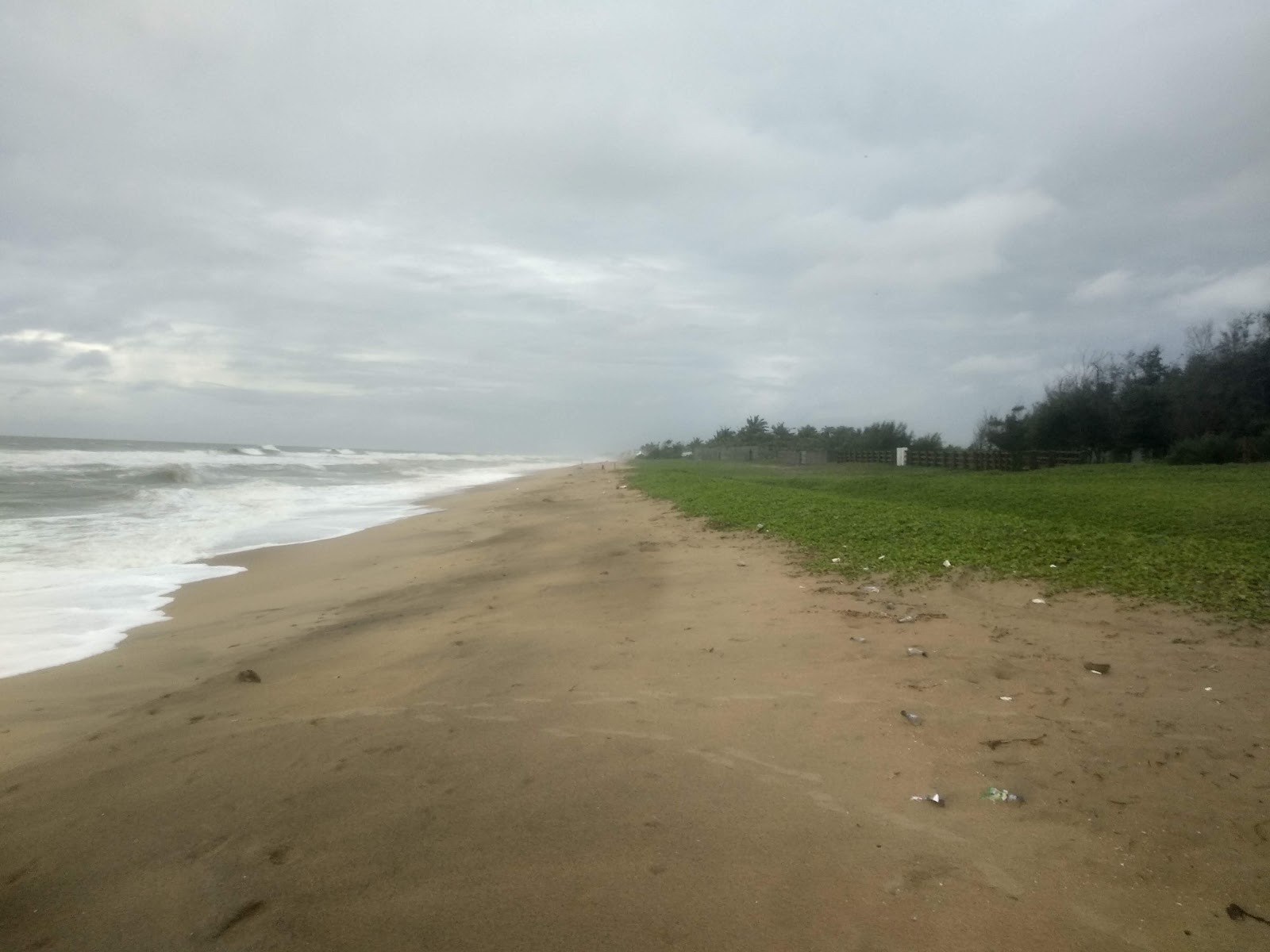 Vada Nemili Beach的照片 带有碧绿色纯水表面