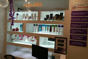 Naturals Unisex salon and spa image