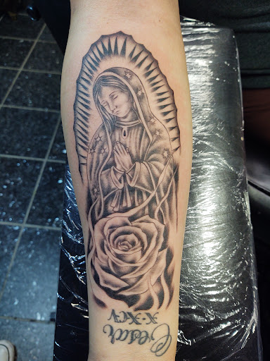 Tattoo Shop «Blue Magic Tattoo», reviews and photos, 366 W Virginia St, Crystal Lake, IL 60014, USA