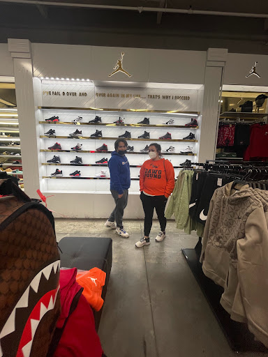 Shoe Store «Shoe Palace», reviews and photos, 8155 Camino Arroyo #13, Gilroy, CA 95020, USA