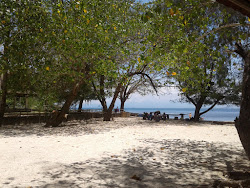 Gili Nangu Plajı'in fotoğrafı - rahatlamayı sevenler arasında popüler bir yer