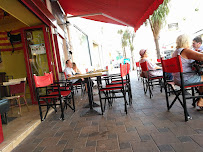 Atmosphère du Hôtel restaurant Le Grand Café de Paris et l’hôtel central Amélie les Bains à Amélie-les-Bains-Palalda - n°4
