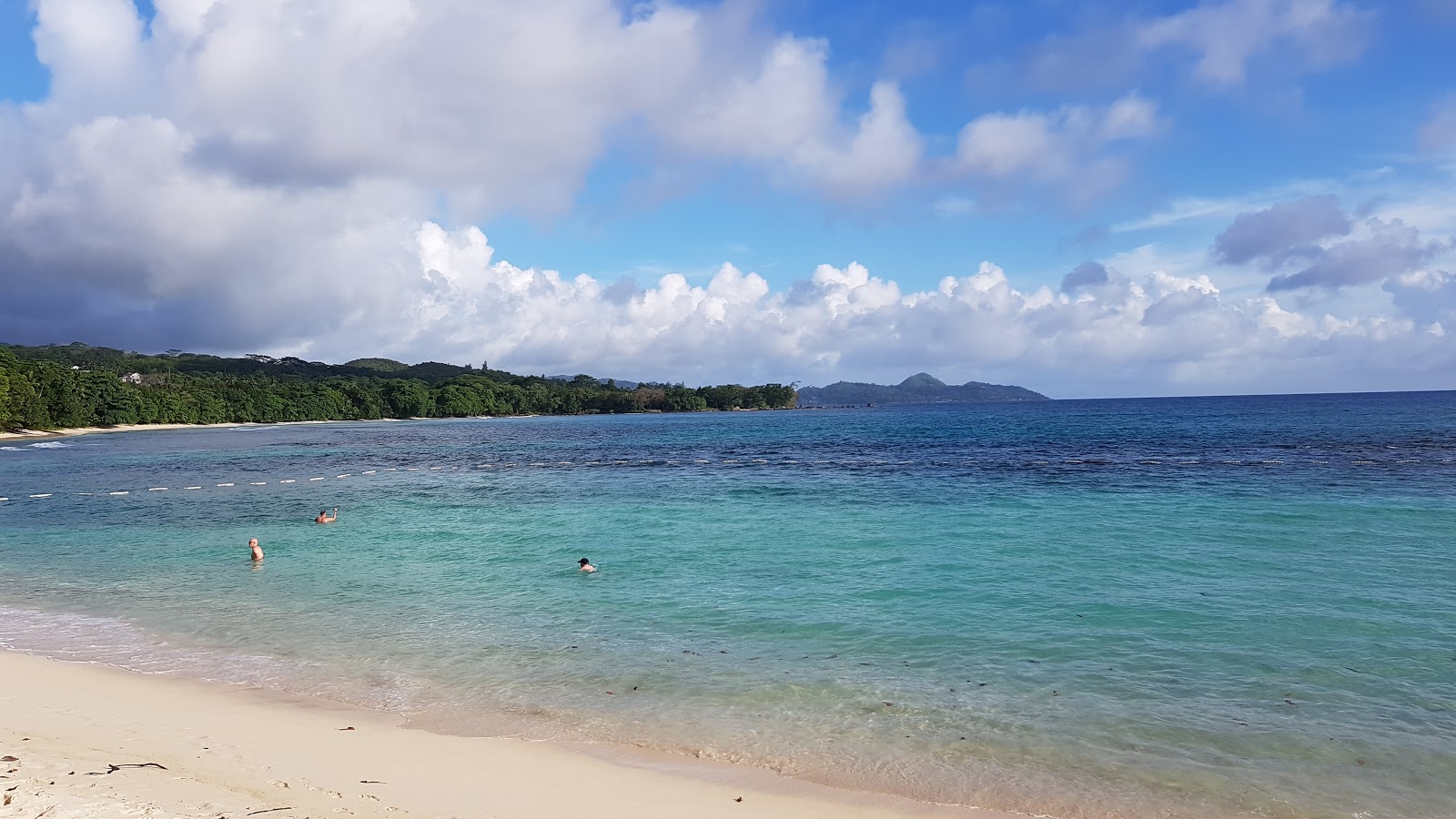 Foto av Anse Barbarons Beach och dess vackra landskap