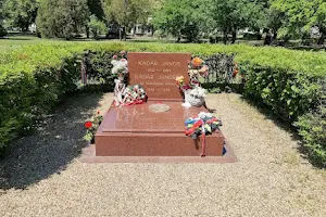 Kádár János síremléke image