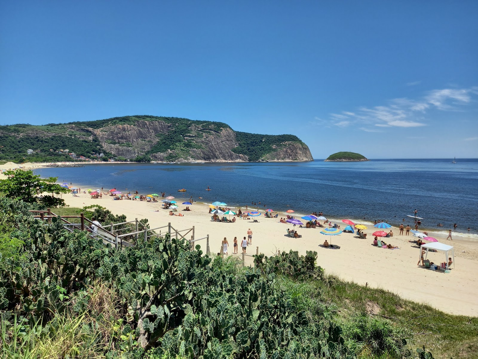 Foto von Praia de Camboinhas mit feiner beiger sand Oberfläche