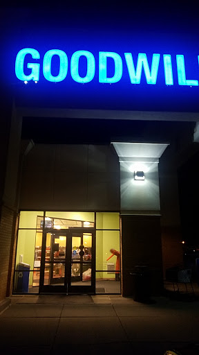 Thrift Store «Goodwill - Roseville, MN - Cleveland Avenue», reviews and photos, 2500 Cleveland Ave N, Roseville, MN 55113, USA