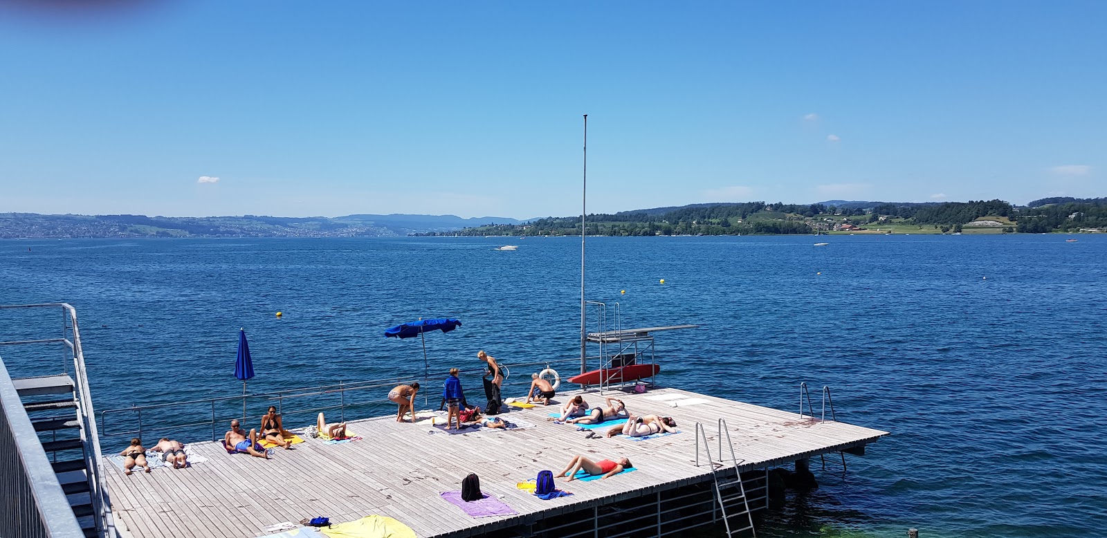 Foto van Strand van Seebad Rapperswil met turquoise puur water oppervlakte