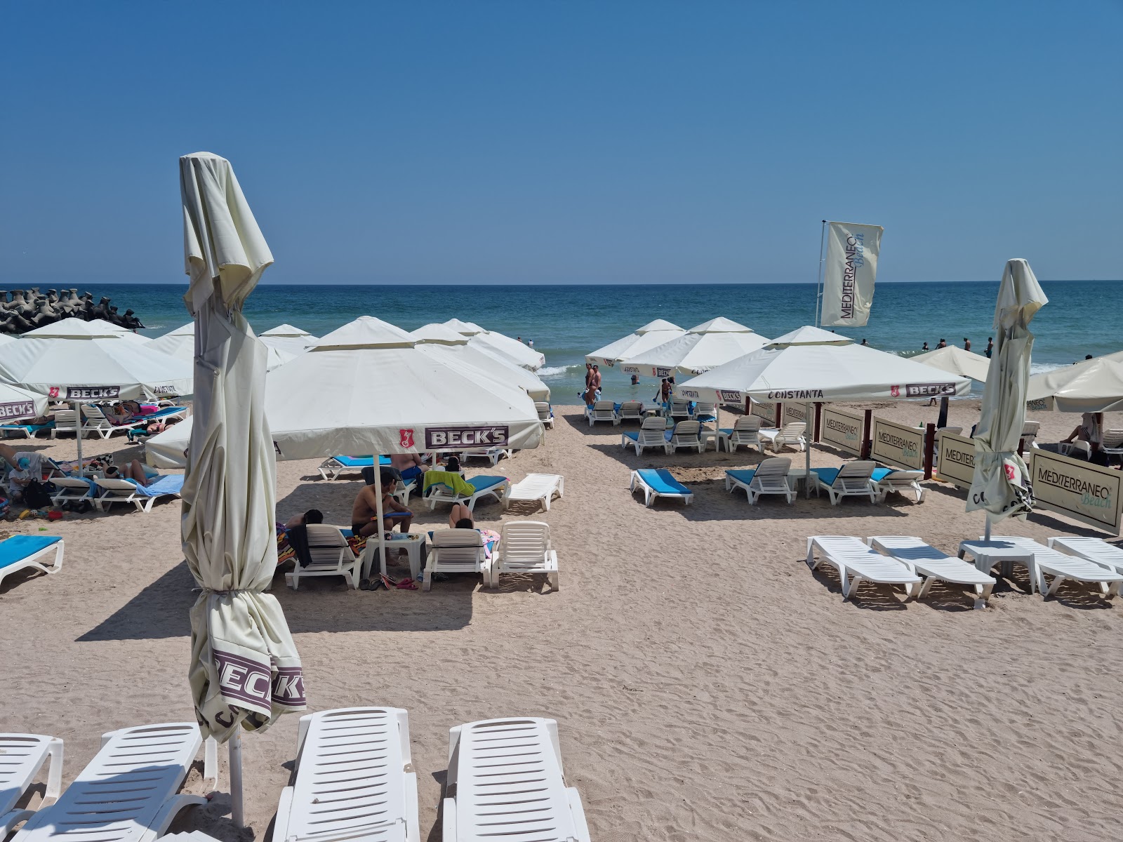 Fotografie cu Poseidon beach - locul popular printre cunoscătorii de relaxare