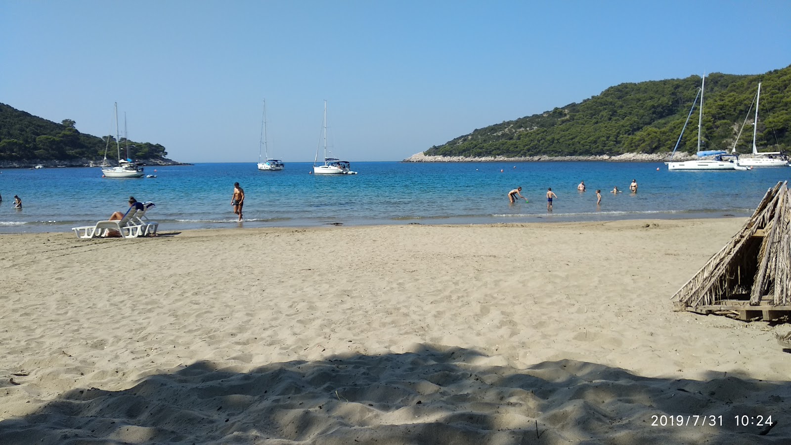 Photo de Velika Saplunara avec l'eau cristalline de surface