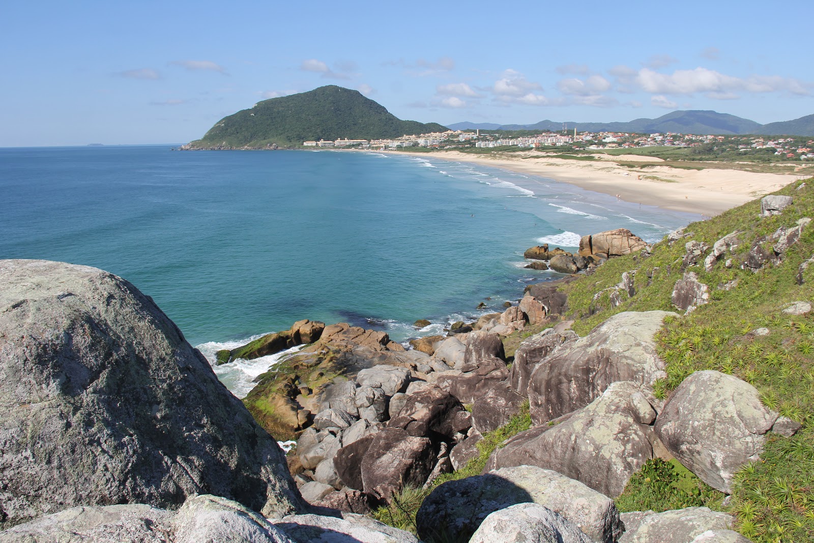 Foto av Santinho Strand omgiven av klippor