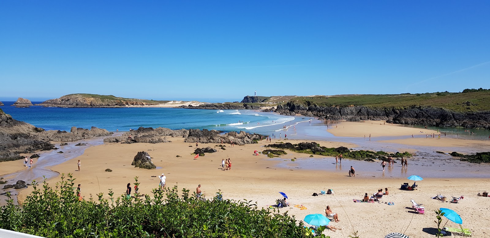 Playa de Meiras的照片 被山脉环绕