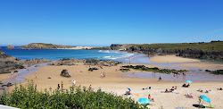 Playa de Meiras'in fotoğrafı dağlarla çevrili