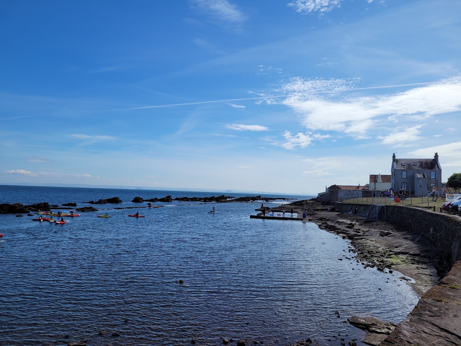 Foto av Cellardyke Tidal Pool Beach och bosättningen