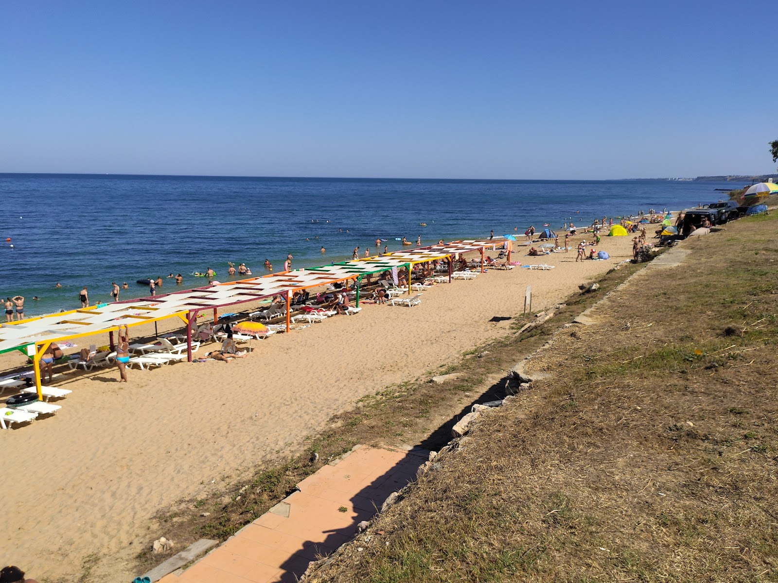 Foto di Uchkuevka beach con una superficie del sabbia beige
