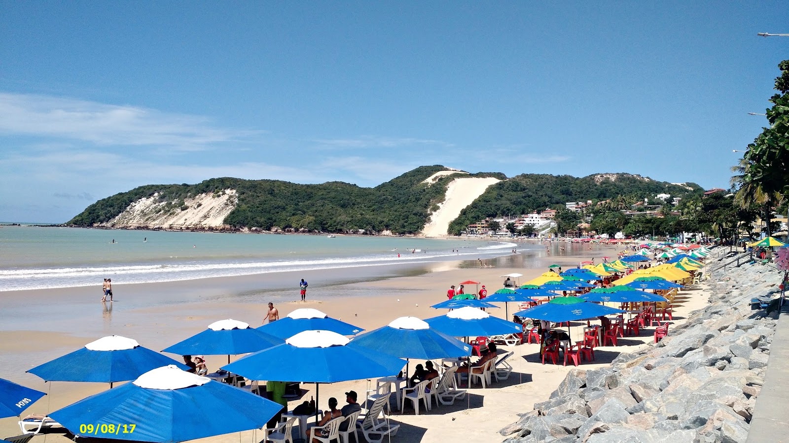 Foto van Praia de Ponta Negra met helder zand oppervlakte