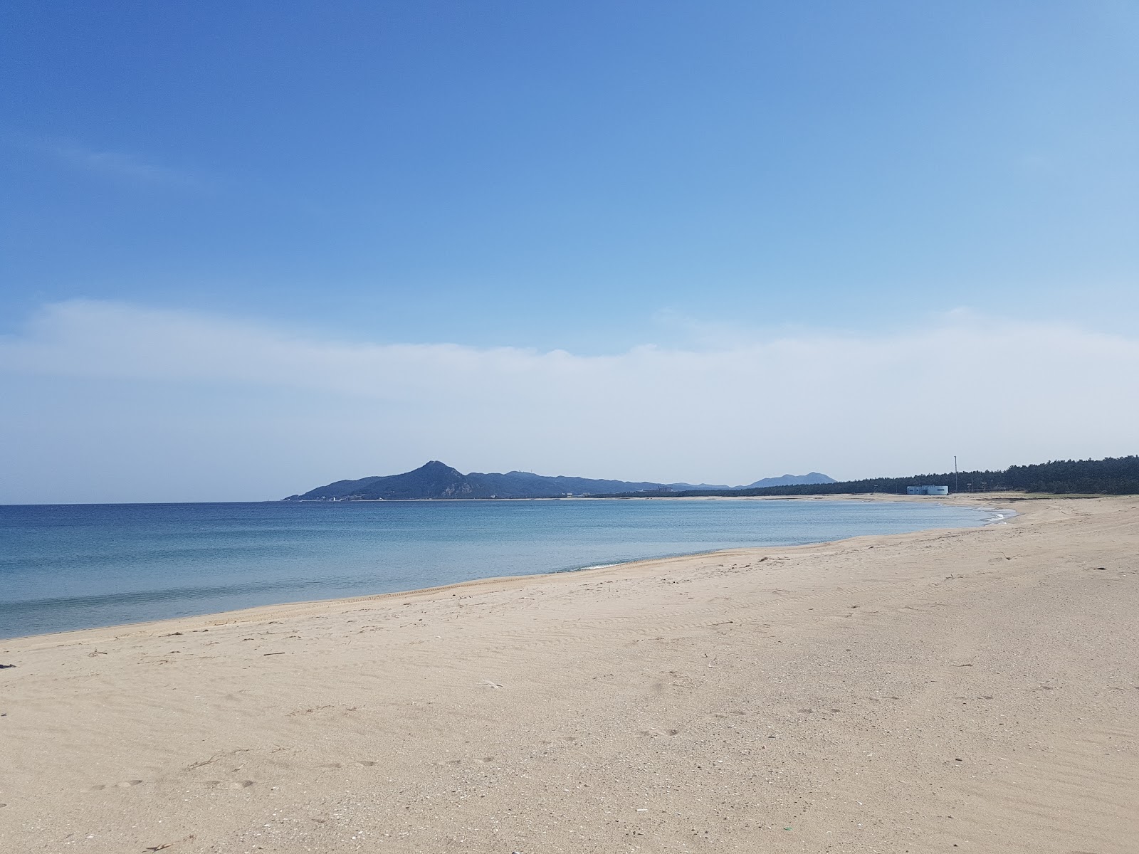 Valokuva Yeongri Beachista. pinnalla kirkas hiekka:n kanssa