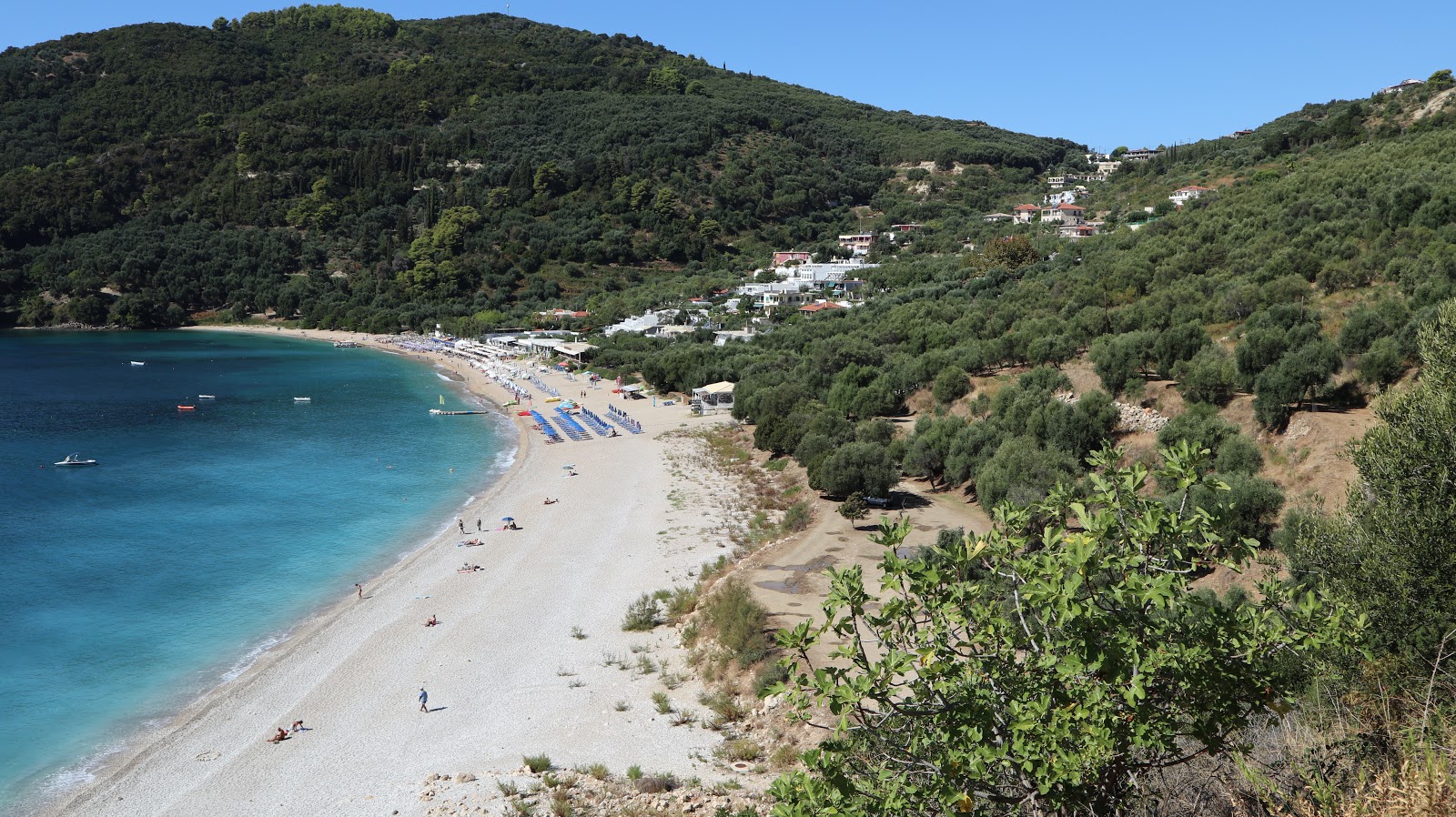Photo de Lichnos beach entouré de montagnes