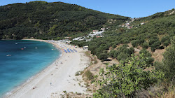 Photo de Lichnos beach entouré de montagnes