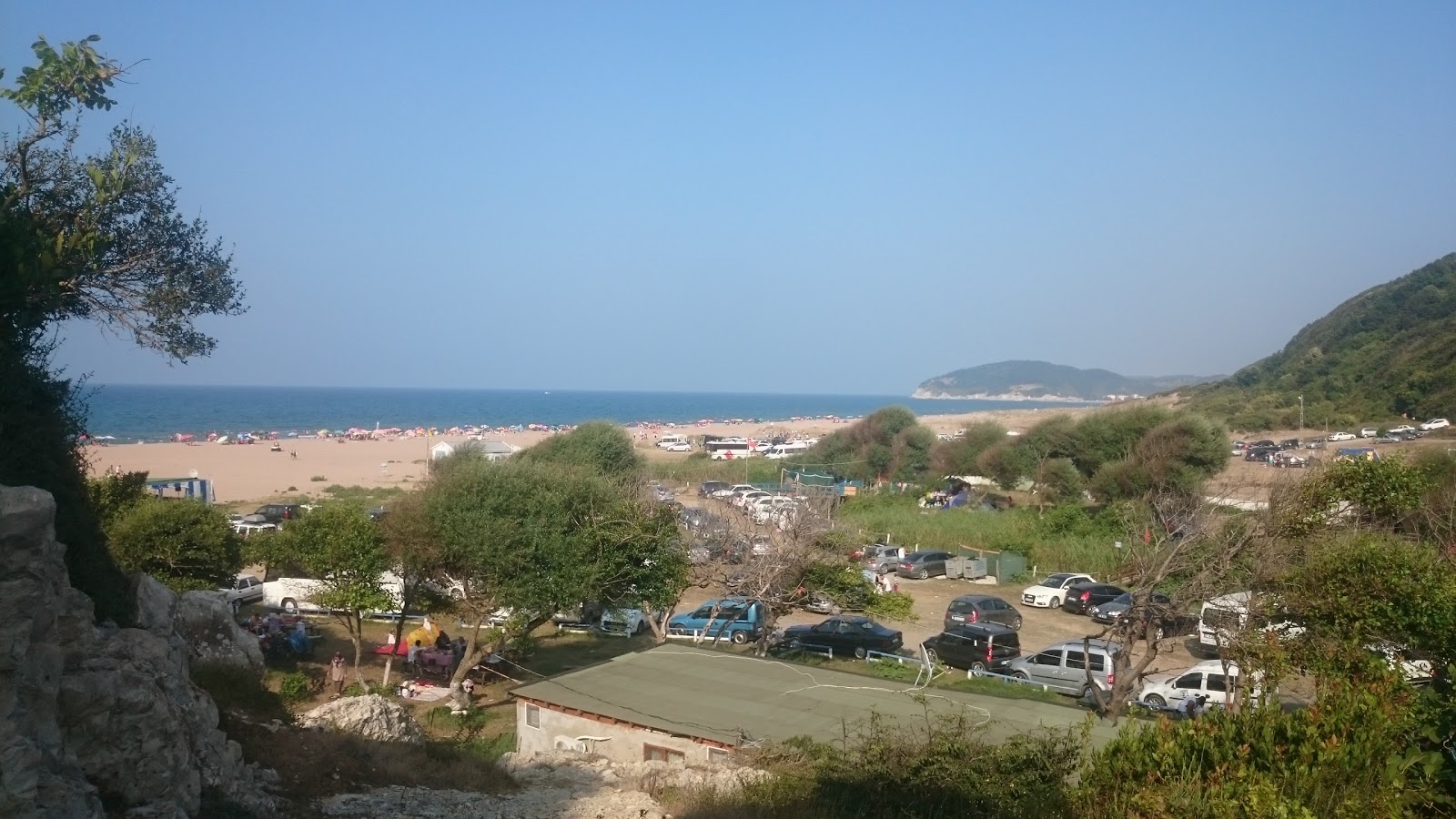 Foto di Suayipli Koyu Plaji sorretto da scogliere