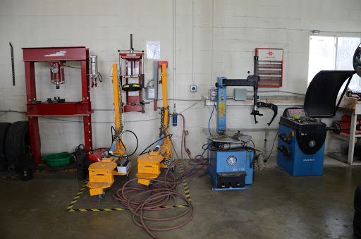 Auto Body Shop «M & M Body Shop», reviews and photos, 250 W Main St, Brownsburg, IN 46112, USA