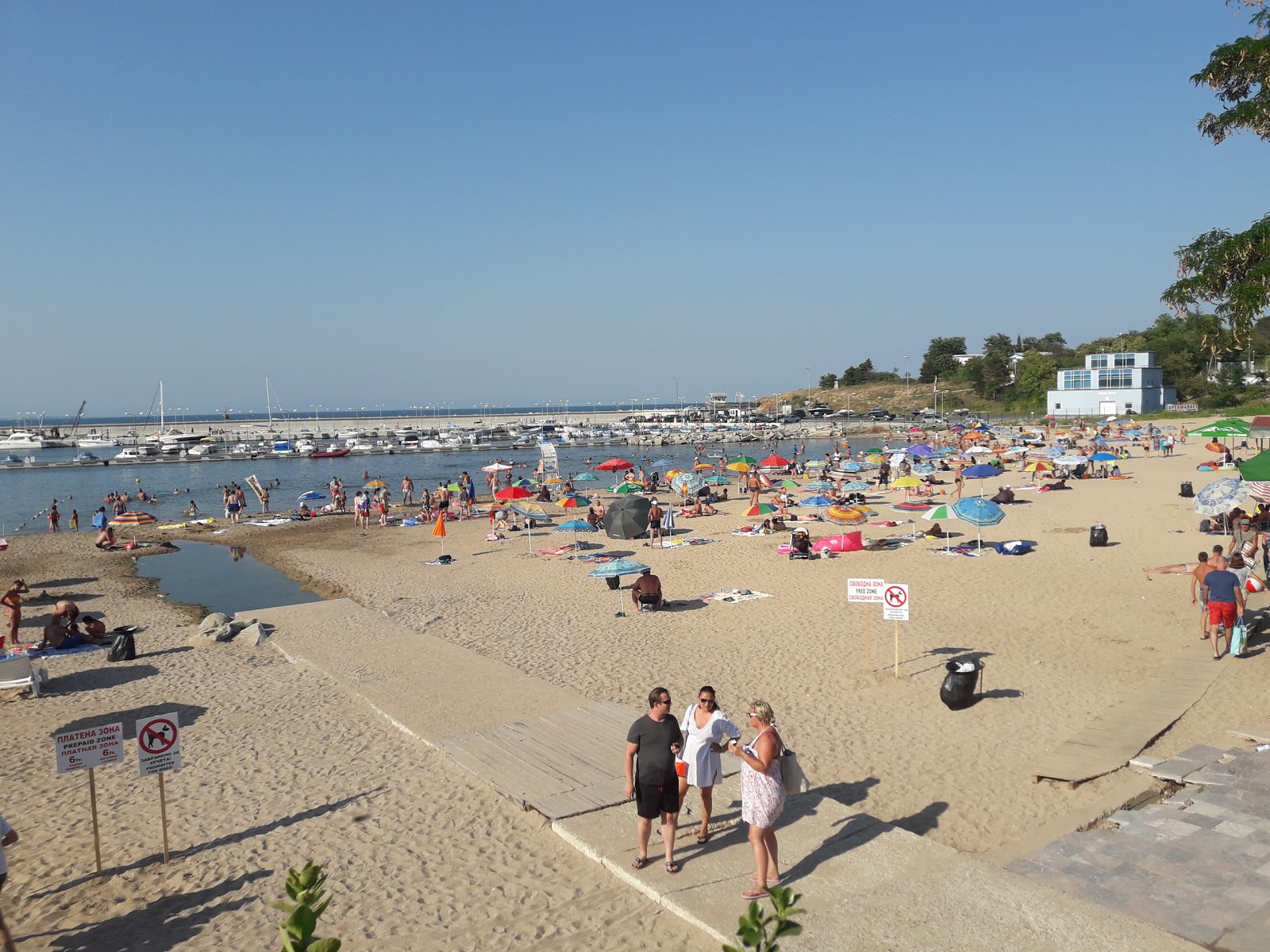 Photo of Chernomorets beach and the settlement